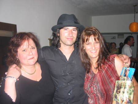 Gail with friend Pete Yorn and sister Dana Mobley