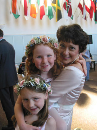 The Pied Piper-ess of Flower Girls!