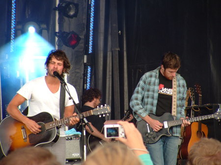 Sam Roberts and Matt Mays jammin on stage