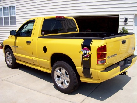 HEMI DODGE "RUMBLE BEE" EDITION RAM 1500