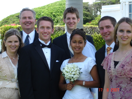 Family photo at Justin & Jess's wedding in Laie, Hawaii 8-17-07