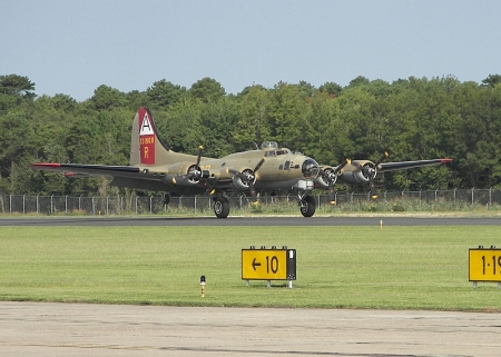 Boeing B-17G Flying Fortress ( Nine-O-Nine )