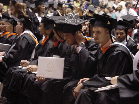 Aunque despistado, aqui con el diploma. Bueno, simbolicamente. Look my cap!