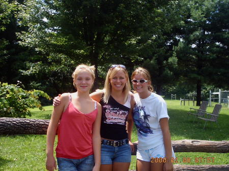 My youngest daughter Kim, in the middle is my oldest daugher Sarah, and the third one is my ex-stepdaughter.