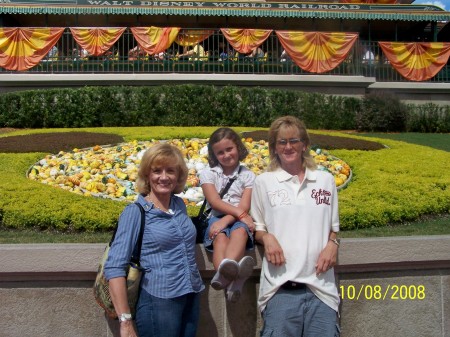 Donna, Shea and Shell at Disney