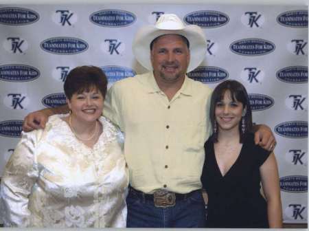 Cyndee & Kayla with Garth in LV