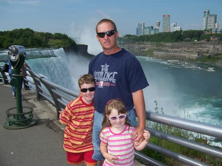 Steve and kids at Niagara Falls June '06