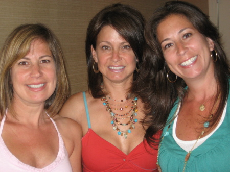 Stephanie (on the right) with her sisters-Robyn and Suzanne