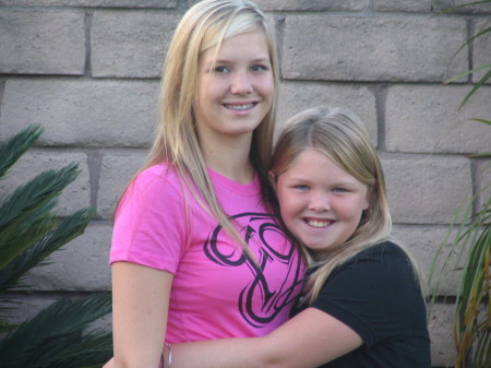 lauren & lindsey 1st day of school 2008