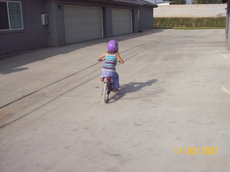 My little girl can ride without training wheels