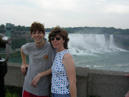 Ellen & Pat in Niagara Falls