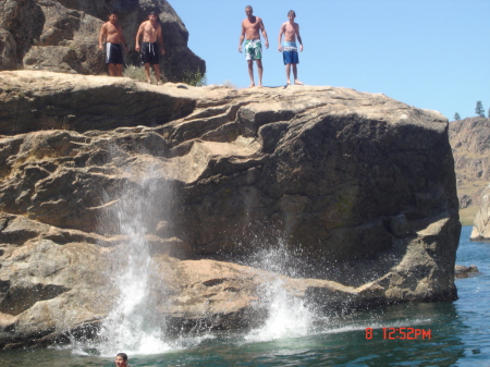 Jumping rocks in Sunbanks Resort