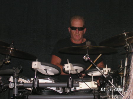 NEIL BANGIN ON HIS DRUMS TO KELLY CLARKSON SONG