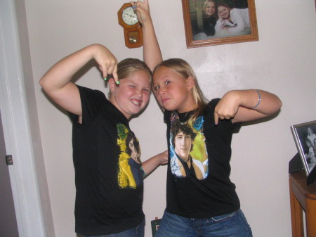 lindsey & amanda ready for jonas bros 2008