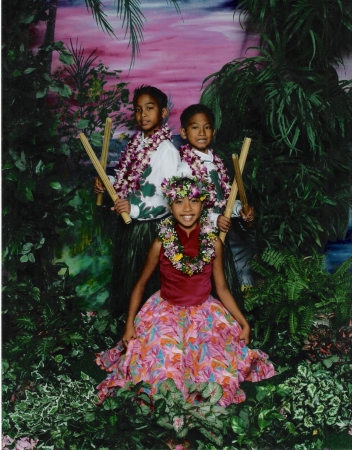 Martina Lorie with her cousins Elias Dean & Isa Callan-Lee