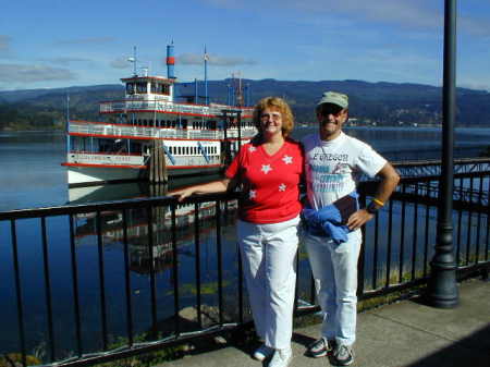 Deryl & Chris Beebe boarding boat on Columbia River