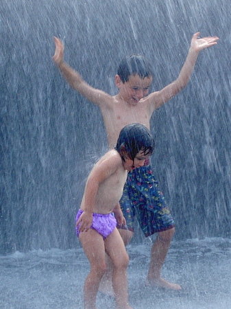 Trinity & Zane cooling off in Chicago July 2006