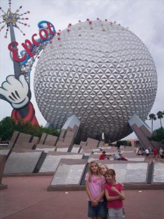 Hannah and her friends at EPCOT 1/1/07