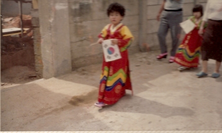 Girl in traditional Korean dress