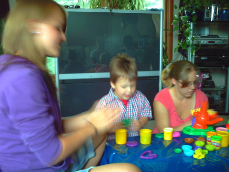 Kids playing with Playdoo