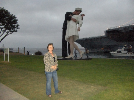 Sailor Kissing Girl WW11