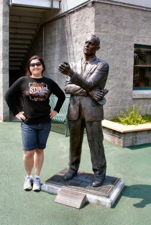 Shana & statue of Bill Bowerman at UO