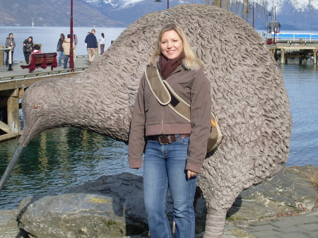 Yveyye in front of a large Kiwi