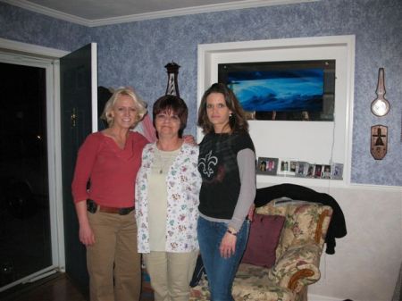 Lori (right), her mom and sister Leslie
