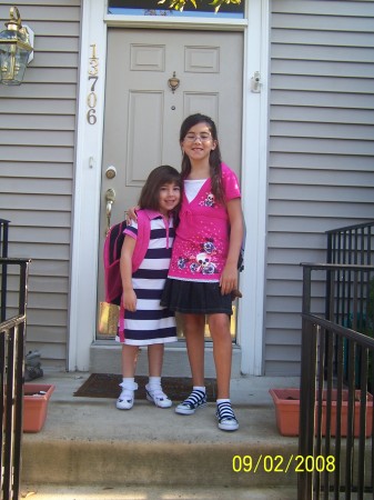 Leah and Erica 1st day of school 08