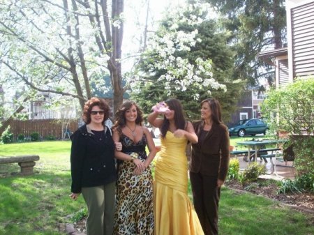 Deb&LauraFrankey,Autumn&I/SeniorProm08