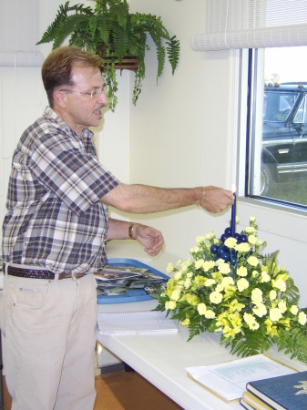 Tim Lancaster('76) lights a memory candle.