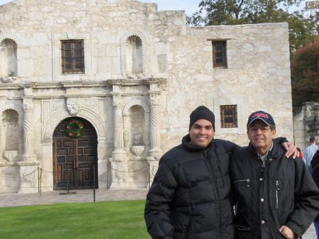 mi dad and i in front of the alamo