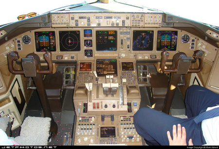 United Arilines B-777 222 cockpit