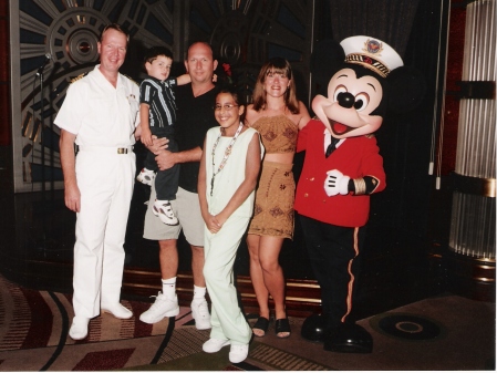 ON THE HIGH SEAS WITH MICKEY AND THE GANG 2001