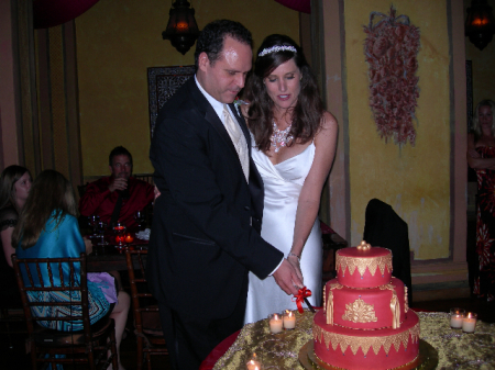 Cutting the wedding cake