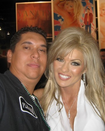 me and some porn star  at the AEE las vegas 2005 "I'm HAMMERRRED!"