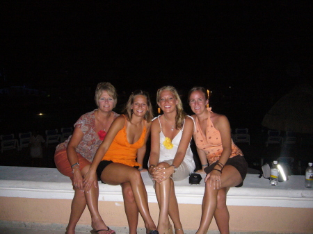 Mom, Me, Anna, Bri in Cancun