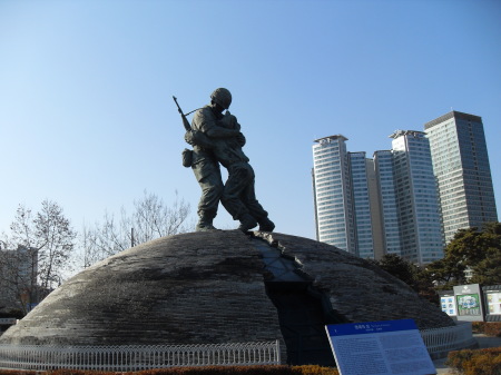 Korean war memorial statue