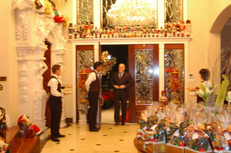 THE GUESTS BEGIN TO ARRIVE - CHRISTMAS PARTY AT VILLA ROBLES 2006