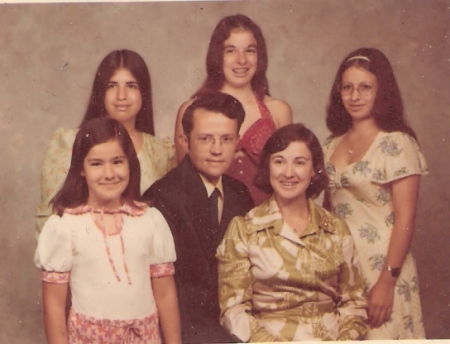 Me w/ my sisters w/ Gordon and Mom