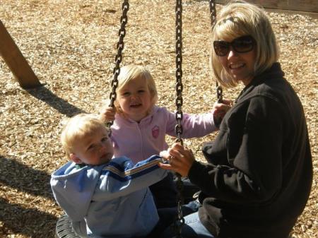 mom& kids swingin