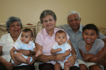 Los Bisabuelos (great-grand parents)