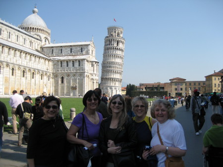 Exploring Pisa, Italy with some girlfriends