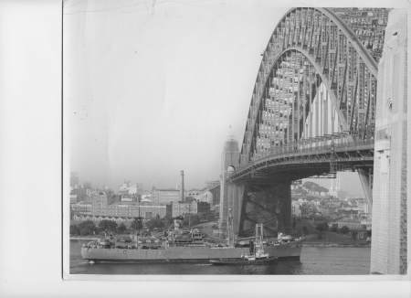 USS Arneb goin under the Sydney Harbor Bridge