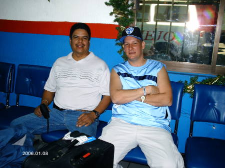 Buenas Amigos en estacion de autobuses (2005 en Monterrey)
