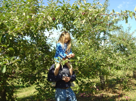 Elisabeth and Daddy picking apples