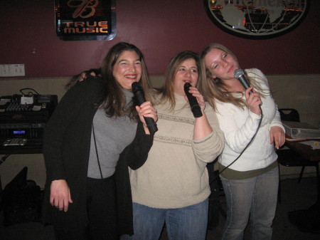 Danielle, Dana, Jen.... just us girls out for some karaoke n fun