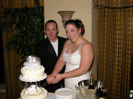 Kasi and Aaron cut the cake.