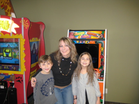 Derek, Vanna & I Nov 08 Fallsview Plaza arcade