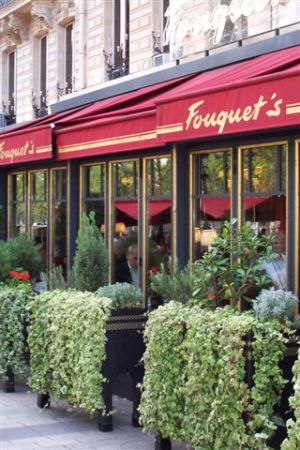 A cafe along the Louve in Paris